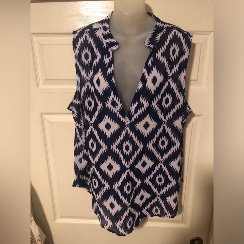 Dizzy Lissy Royal blue shirt w white geometrical shapes. size 3X.